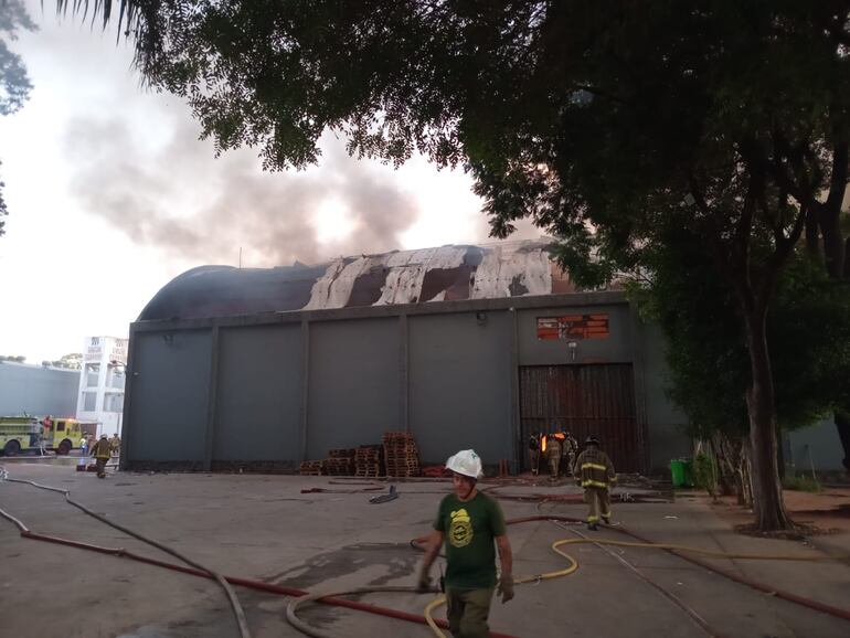 Un gran incendio se registró esta madrugada en depósitos ubicados sobre la calle San Carlos y Río Ypané, entre Fernando de la Mora y San Lorenzo.