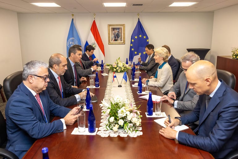  Fotografía cedida por la presidencia de Paraguay del mandatario de Paraguay, Santiago Peña (i-c), y la presidenta de la Comisión Europea, Ursula Von der Leyen (d-c), durante una reunión, en Nueva York (Estados Unidos).