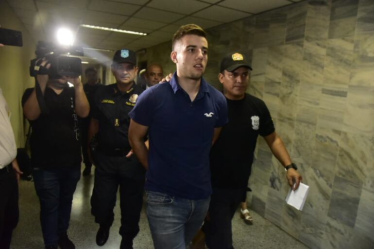 Hector Grau imputado como el presunto agresor que dejo con fracturas el rostro de Benjamín Zapaga llega a la audiencia de revisión de medidas menos gravosas a la prisión preventiva.