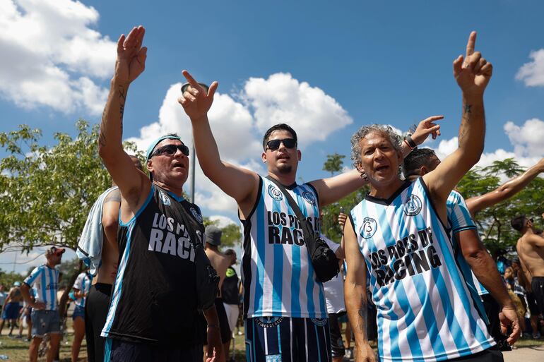 Aficionados del Club Racing de Argentina, llegan para animar a su equipo este sábado en la Costanera Norte de Asunción (Paraguay).
