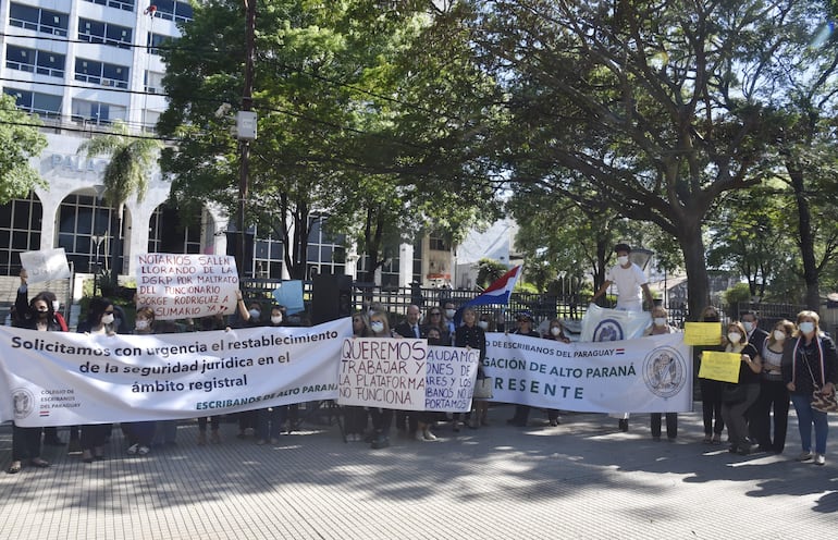 Escribanos y gestores se manifestaron hoy frente al Palacio de Justicia de Asunción, contra el nuevo sistema informático implementado en Registros Públicos.