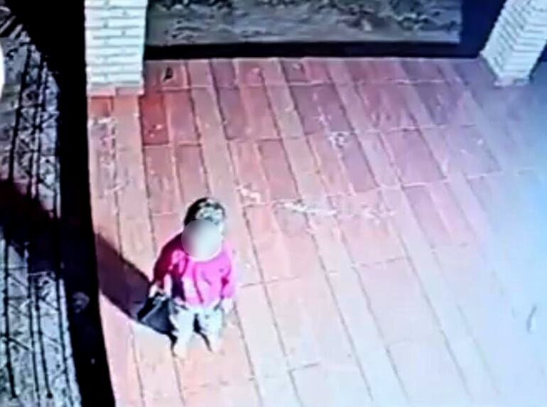 El niño sale tras los pasos de los delincuentes empuñando con la mano derecha un arma de juguete.