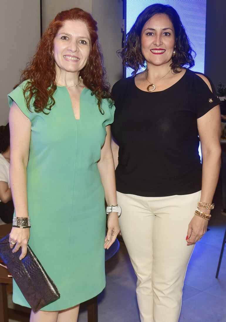 Cinthia Facciuto y Karen Coronel.