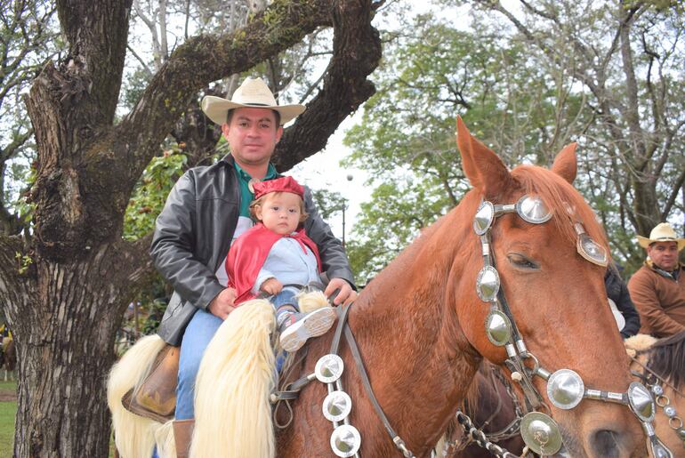 Sergio Arzamendia, llego a caballo para pagar la promesa por su hijo Alan.