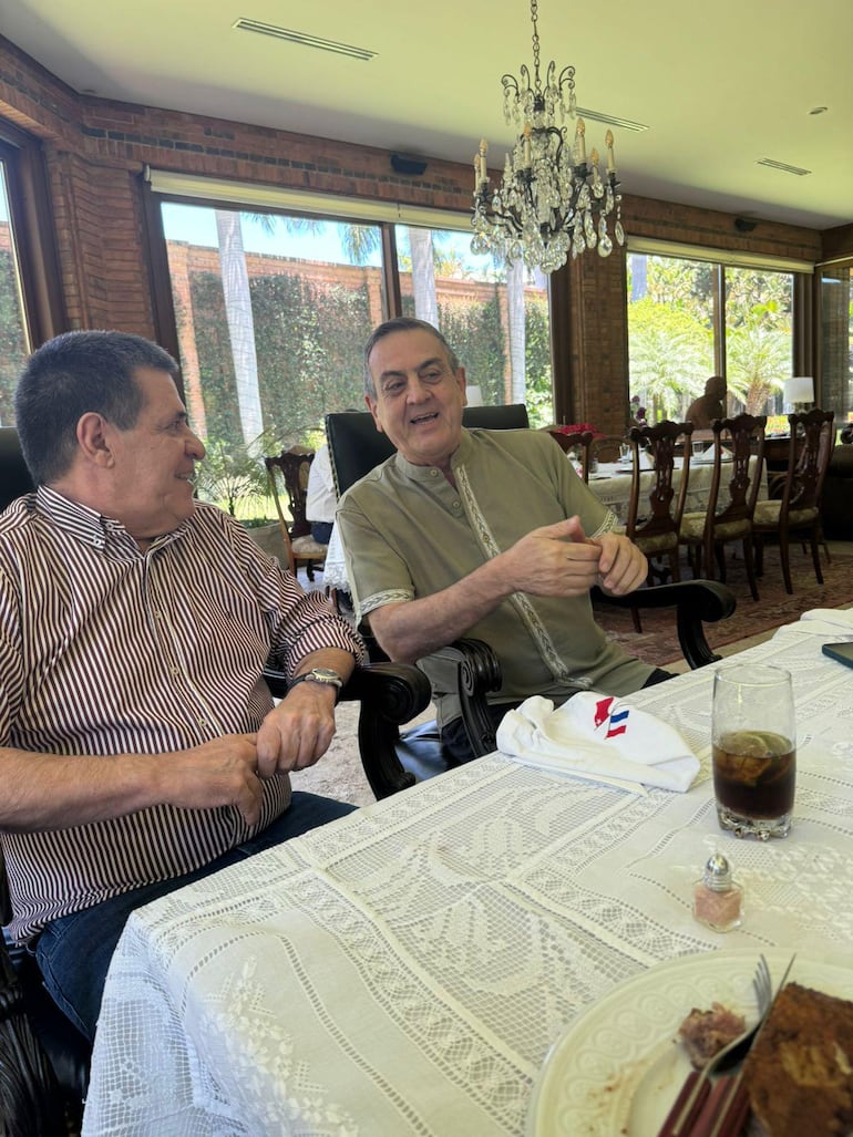 Horacio Cartes junto a Yamil Esgaib en la reunión de ayer.