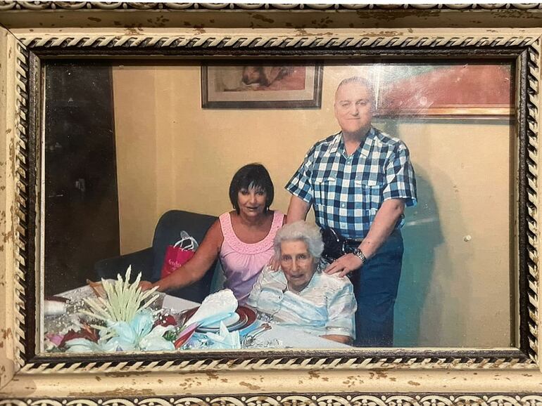 Retrato de familia de las fiestas de fin de año. El mecenas Nicolás Latourrette Bo con su madre Franca Bo y su hermana Rosetta.