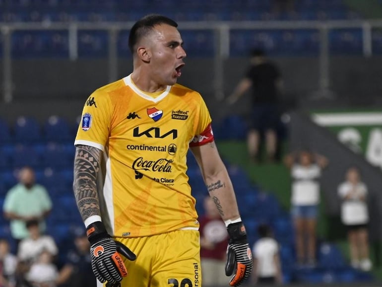 Santiago Rojas, arquero de Nacional, después de atajar el penal a Derlis González, futbolista de Olimpia, en un partido por los cuartos de final de la Copa Paraguay 2024 en el estadio Defensores del Chaco, en Asunción, Paraguay.