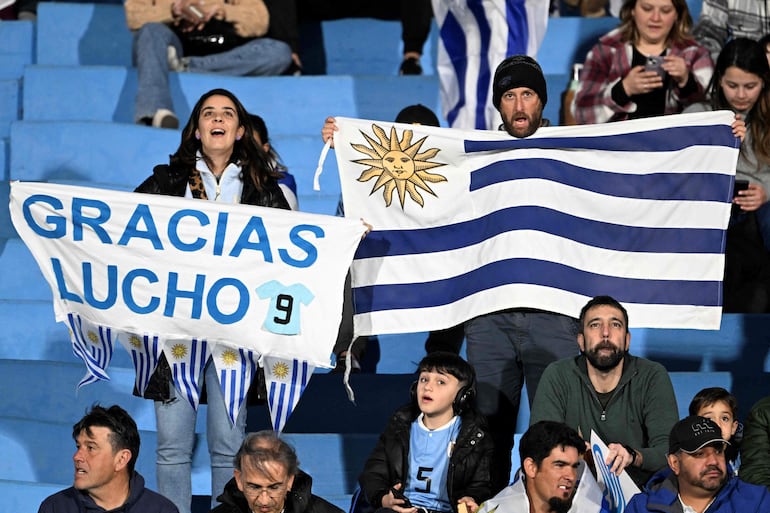 Los hinchas uruguayos homenajean a Luis Suárez en la previa del partido ante Paraguay por las Eliminatorias Sudamericanas 2026. 