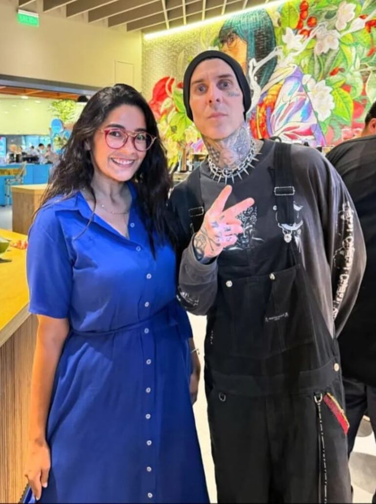 Travis Barker junto a una seguidora paraguaya. (Instagram/Blink-182 Paraguay)