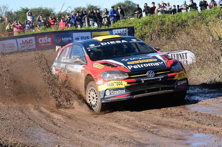 Gustavo Saba y Fernando Mussano (VW Polo GTI R5), superan un sector con mucho barro en la etapa de hoy.