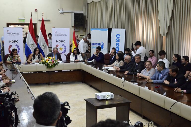 Autoridades del MOPC lanzaron ayer el “Programa de Agua Potable y Saneamiento para el área Metropolitana de Asunción-Cuenca Lambaré”.