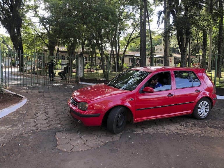 Un contribuyente pretendía ingresar este martes en la Municipalidad de Ciudad del Este, pero encontró el portón cerrado.