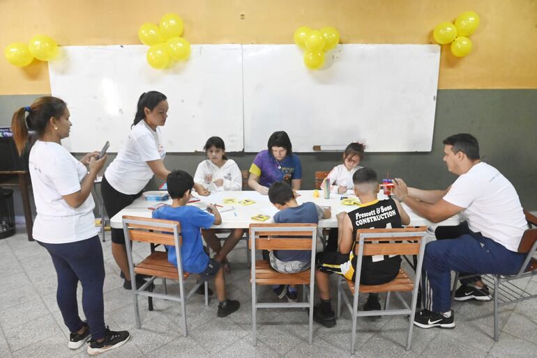 Niños participan del programa Escuelas Abiertas en el Colegio Nacional Presidente Franco, en el centro de Asunción.