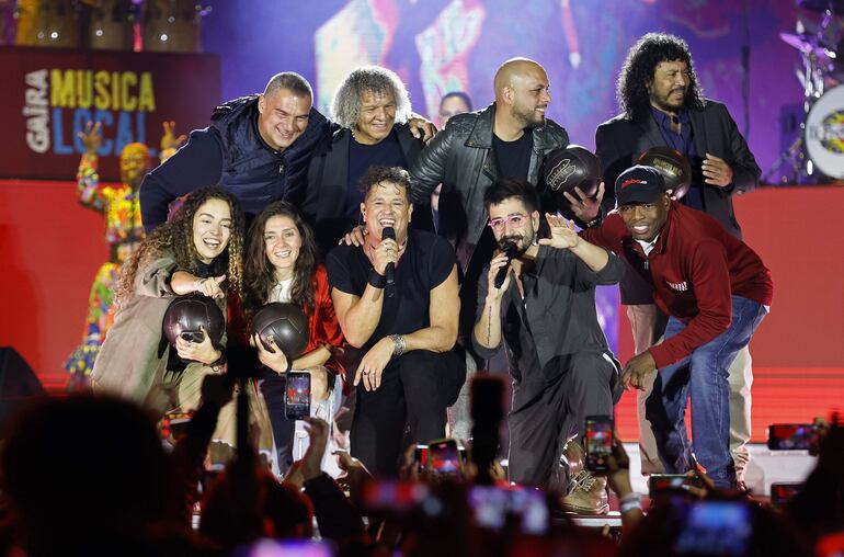 El cantante colombiano Carlos Vives se presentó en un concierto con motivo de sus 30 años de carrera, acompañando de izquierda a derecha arriba por, Farid Mondragón, Alberto Gamero, Omar Pérez y René Higuita, y abajo Camilo (2-d) y Faustino Asprilla (d) en el estadio El Campín en Bogotá (Colombia).