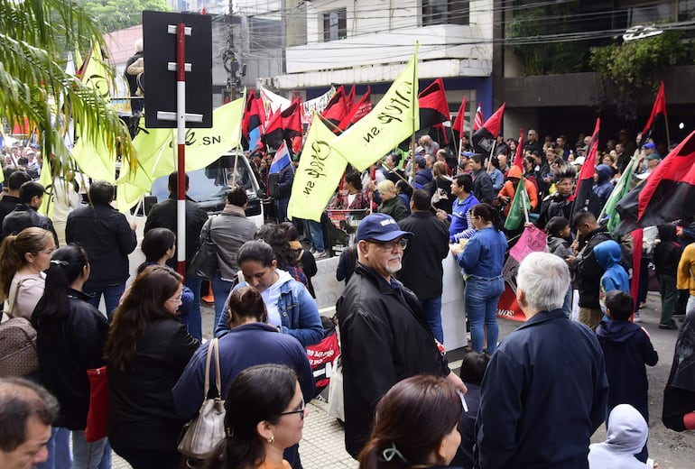 Los manifestantes lamentaron la terrible situación de carencia que soportan en los hospitales del IPS. 