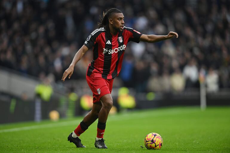 Alex Iwobi, delantero nigeriano, marcó ayer dos goles para la victoria 3-1 de Fulham ante Brighton.