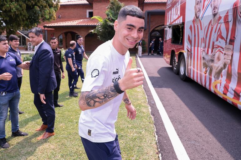 Miguel Almirón, futbolista de la selección paraguaya, previo al viaje a Buenos Aires para enfrentar a Argentina por las Eliminatorias Sudamericanas al Mundial 2026.