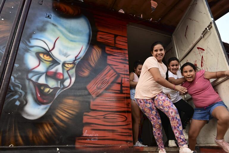 Chicos que ingresaron a “La casa del terror” salen huyendo del local, luego de ser amenazas por un personaje de película.