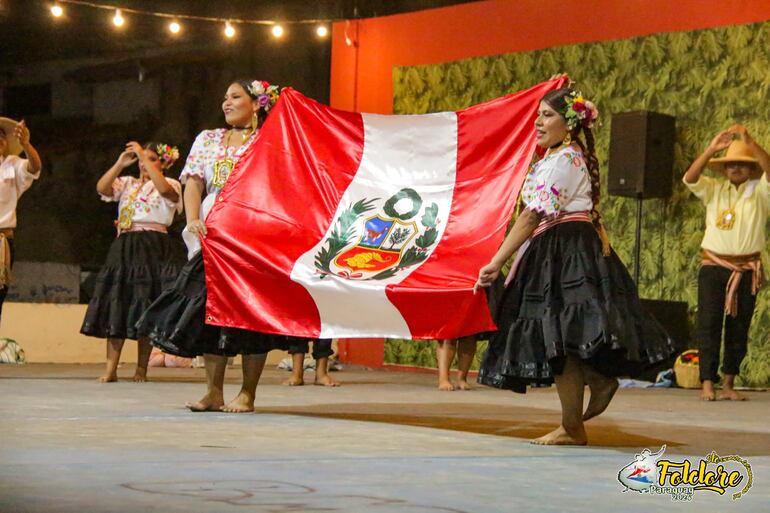 Presentación de bailes folclóricos de Perú.