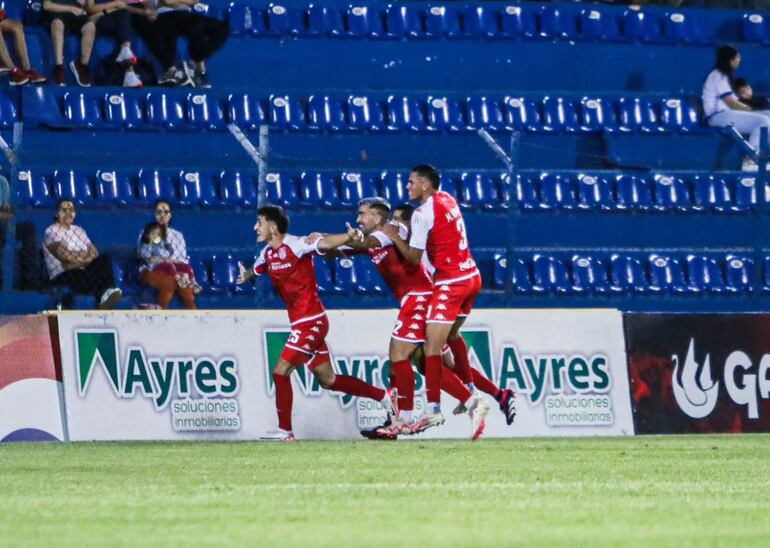 Los jugadores de General Caballero JLM celebran el tanto de Juan Saborido, el segundo del Rojo frente a Ameliano