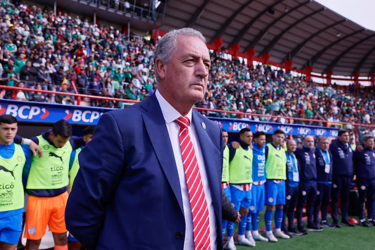 El argentino Gustavo Alfaro, entrenador de la selección de Paraguay, en el partido frente a Bolivia por la fecha 12 de las Eliminatorias Sudamericanas 2026 en el estadio Municipal, en El Alto, Bolivia.