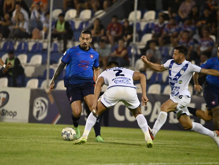 Francisco Da Costa encara la marca de Julio González y Juan Patiño.