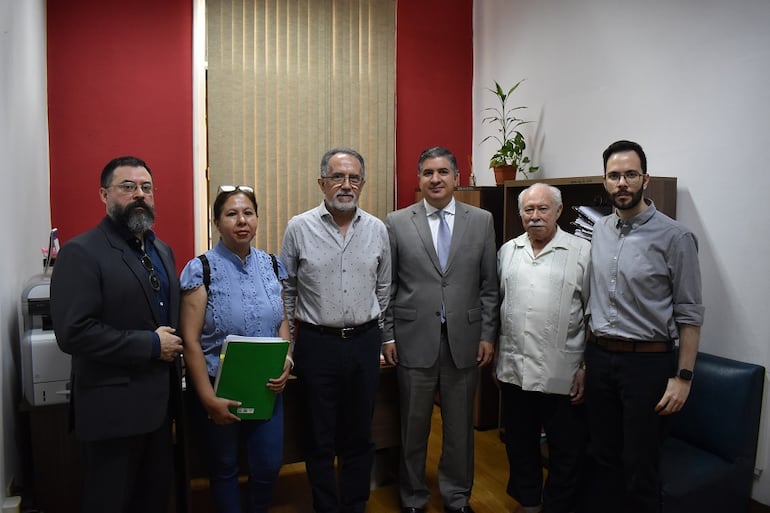 Reunión entre autoridades del Ministerio de Salud y representantes de consorcios que realizan hemodiálisis.