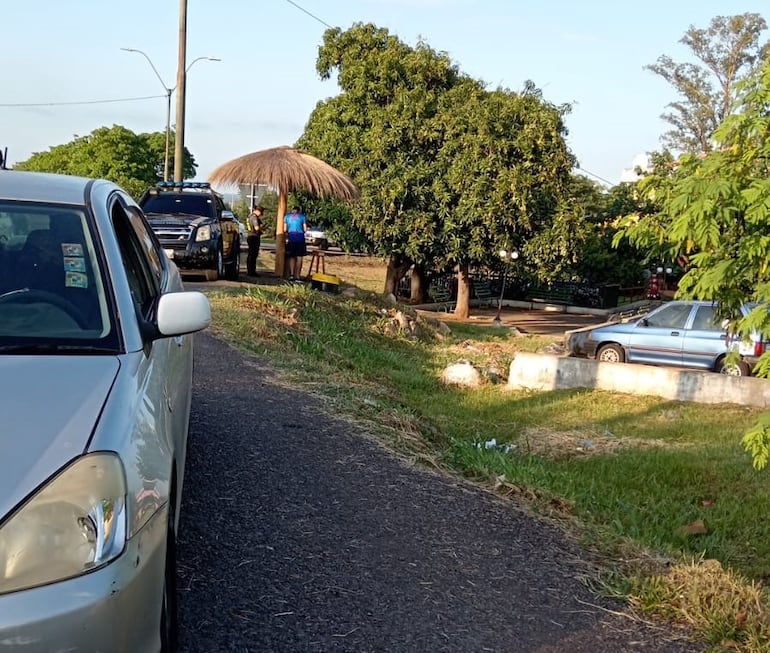 Momento en el que la policía caminera busca los datos del conductor demorado.