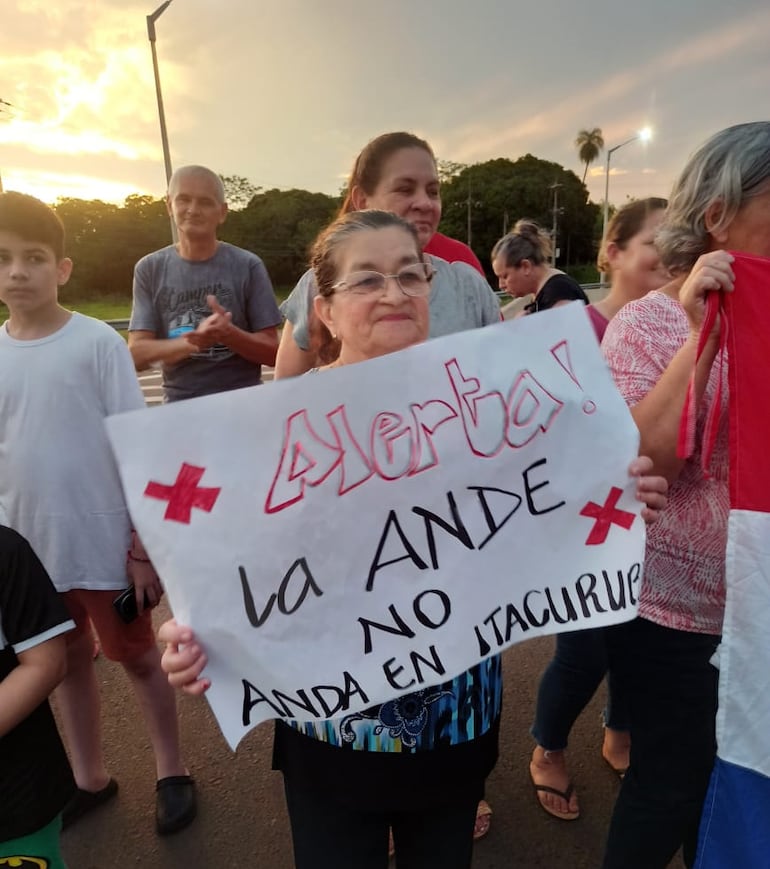 “La Ande no anda en Itacurubí”, la frase de una de las pancartas de los manifestantes.