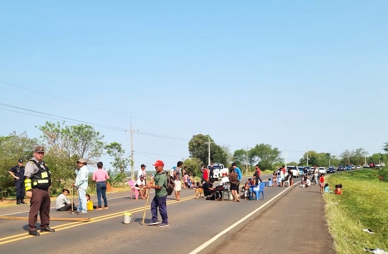 Nativos cerrando la Ruta Py 13, zona del distrito de Caaguazú.