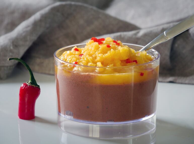 Mousse de chocolate vegana con mango y ají picante.