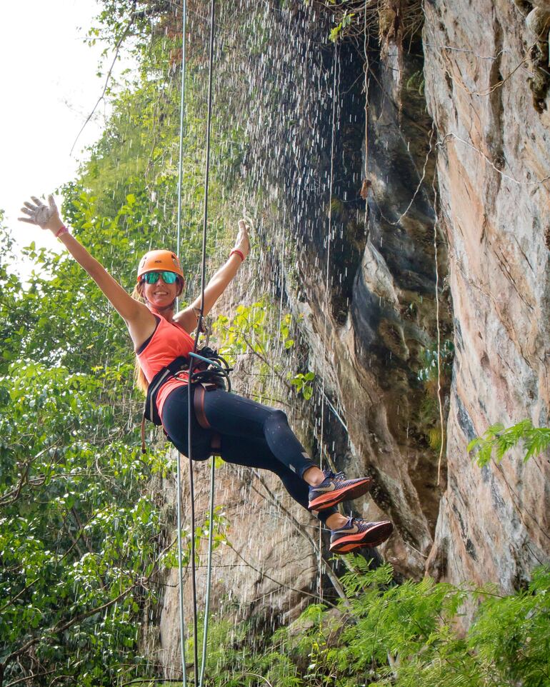 Atractivo rapel con descenso o ascenso de unos 65 metros de caída casi debajo mismo de la cascada del Salto Suizo.