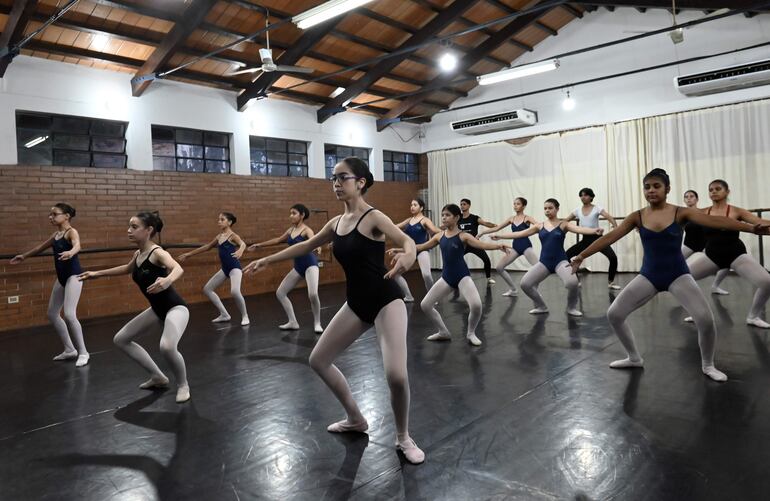 La escuela de danza del Bellas Artes funciona hace 65 años en Paraguay.