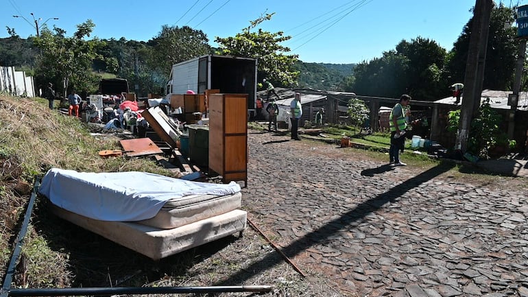 Los ocupantes sacaron sus pertenencias a las apuradas para evitar que sean destruidas.