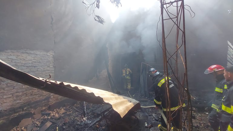 Incendio consumió un taller en barrio Obrero