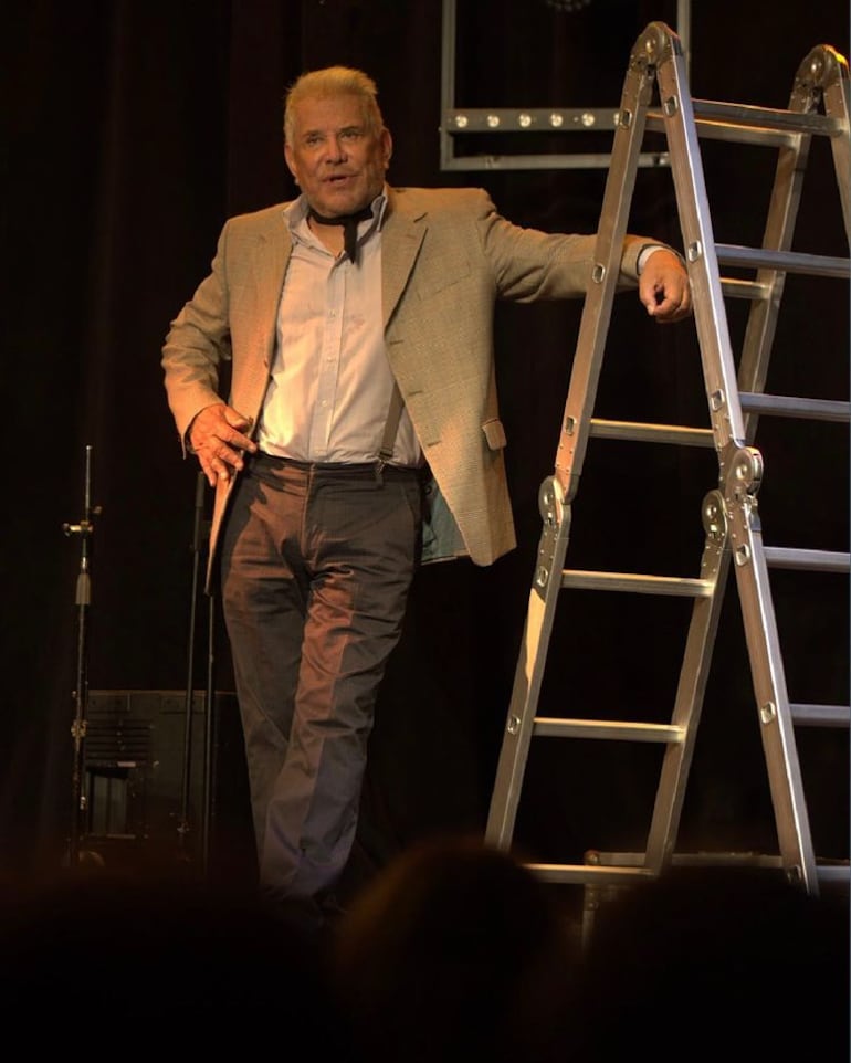 Arnaldo André en la obra teatral "Nunca es tarde", que dirigió y protagonizó.