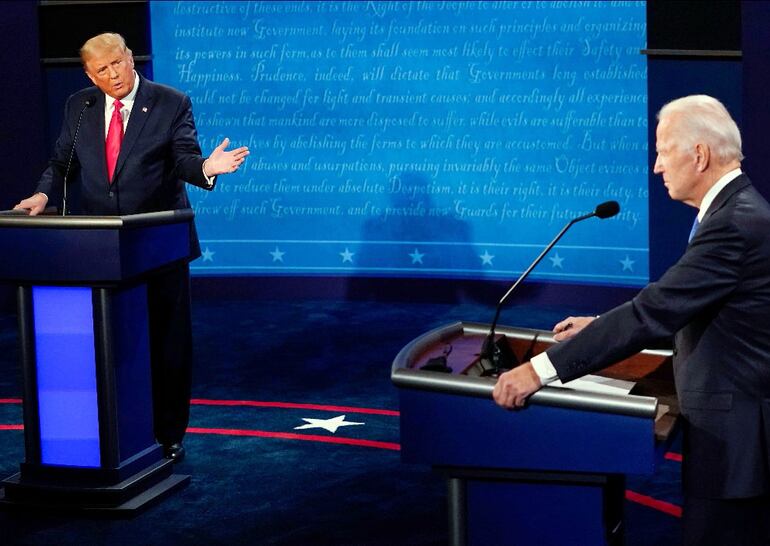 El presidente estadounidense Donald Trump (i) y el candidato opositor, Joe Biden (d), en el debate del jueves pasado.