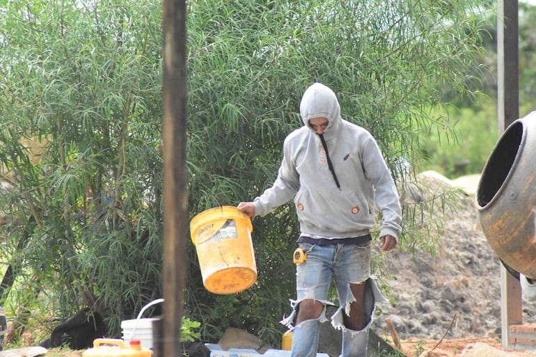 Así trabajaron los albañiles que edificaron la quinta para Jatar Fernández en Ayolas, dentro de un predio que está en litigio. El propietario afirma que se trata de una invasión.