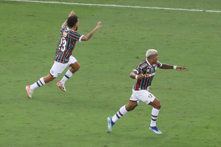 John Kennedy (d) de Fluminense celebra un gol hoy, en un partido de la final de la Copa Libertadores entre  Boca Juniors y Fluminense en el estadio de Maracaná, en Rio de Janeiro (Brasil).