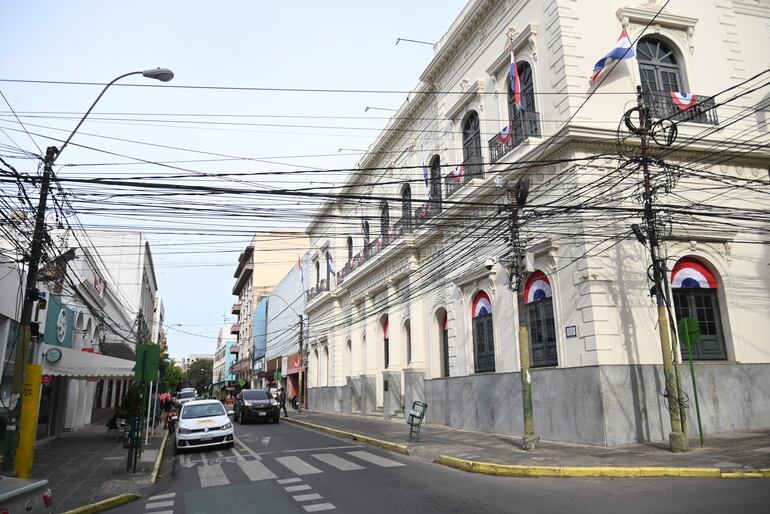 De nuevo la ANDE proyecta convertir los conductores aéreos en subterráneos. Los antiestéticos cables brindan una triste imagen en la calle Palma y pretenden cambiarlos y que la instalación sea subterránea.  ¿Será posible que por fin suceda?