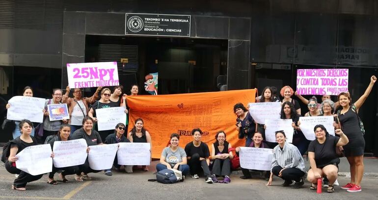 Manifestación de Articulación feminista frente al MEC .