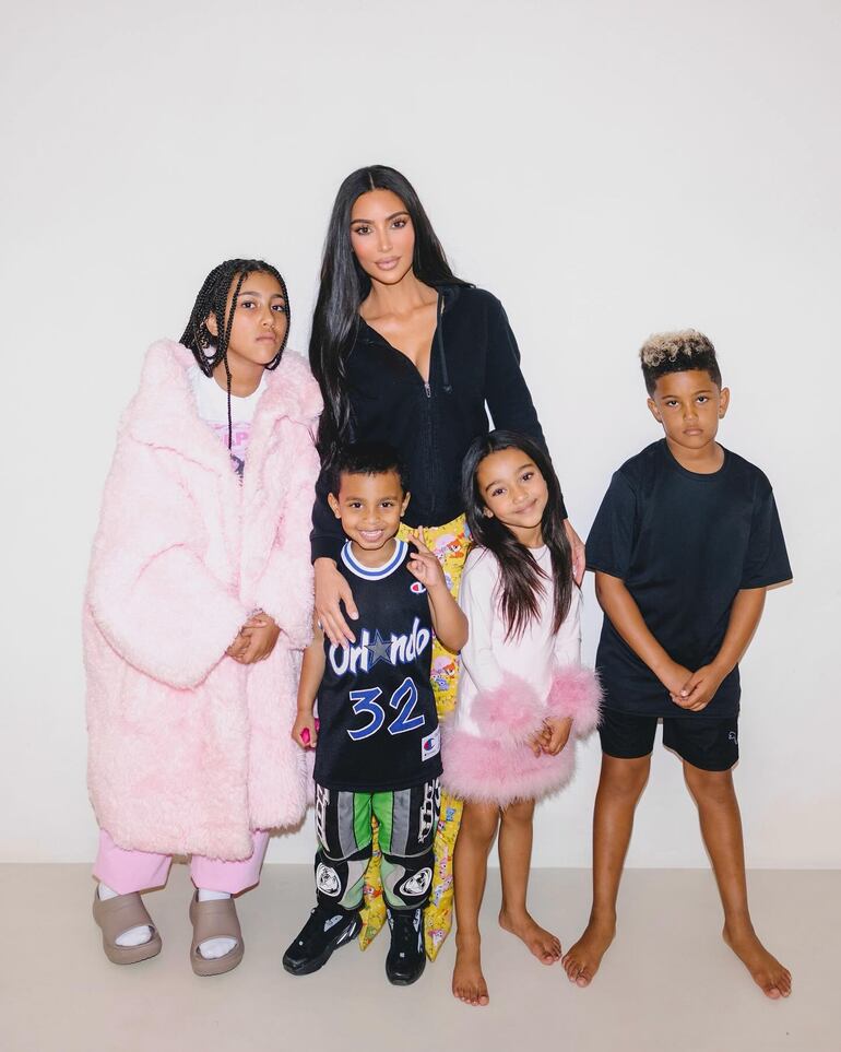 Kim Kardashian junto a sus cuatro niños:  North, Saint, Chicago y Psalm. (Instagram/Kim Kardashian)