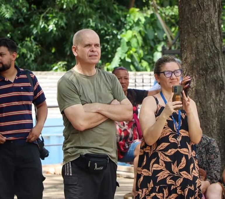 Las personas que llegan a Tupãsy Ykuá admiran la escultura de la Virgen y se santiguan frente a ella.