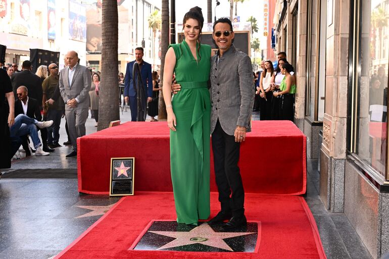 Marc Anthony posa con su esposa Nadia Ferreira, tras descubrir su estrella en el Paseo de la Fama de Hollywood.