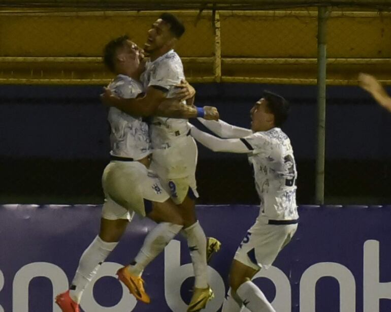 Rodrigo Ruiz Díaz, César Castro y Juan Feliú celebran el primer gol del 2 de Mayo ante Luqueño