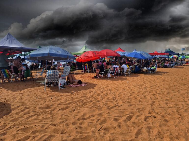 Imagen de referencia. Cielo nublado en playas de Encarnación.