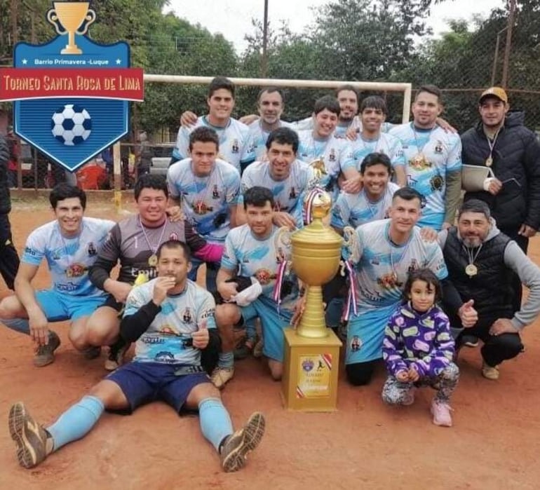 Festejo de los campeones del torneo Apertura 2024 de la plaza Santa Rosa de Lima, en el barrio luqueño Primavera.