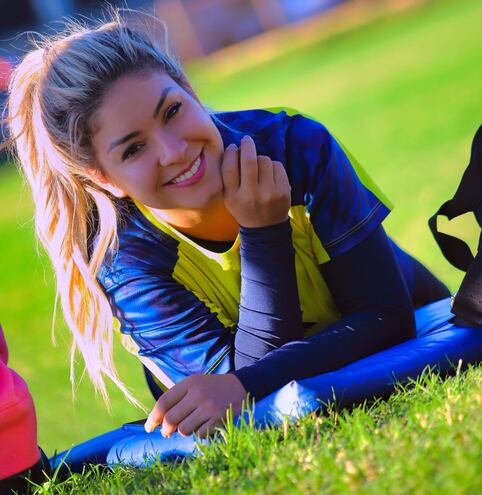 La bella cantante Fátima Román es la capitana del equipo femenino de primera división del Sportivo Luqueño.