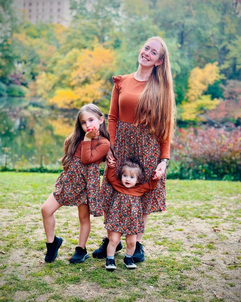 ¡Mamá orgullosa! Florencia Conde junto a sus pequeñas princesitas Dakota y Carlota. (Instagram/Florencia Conde)