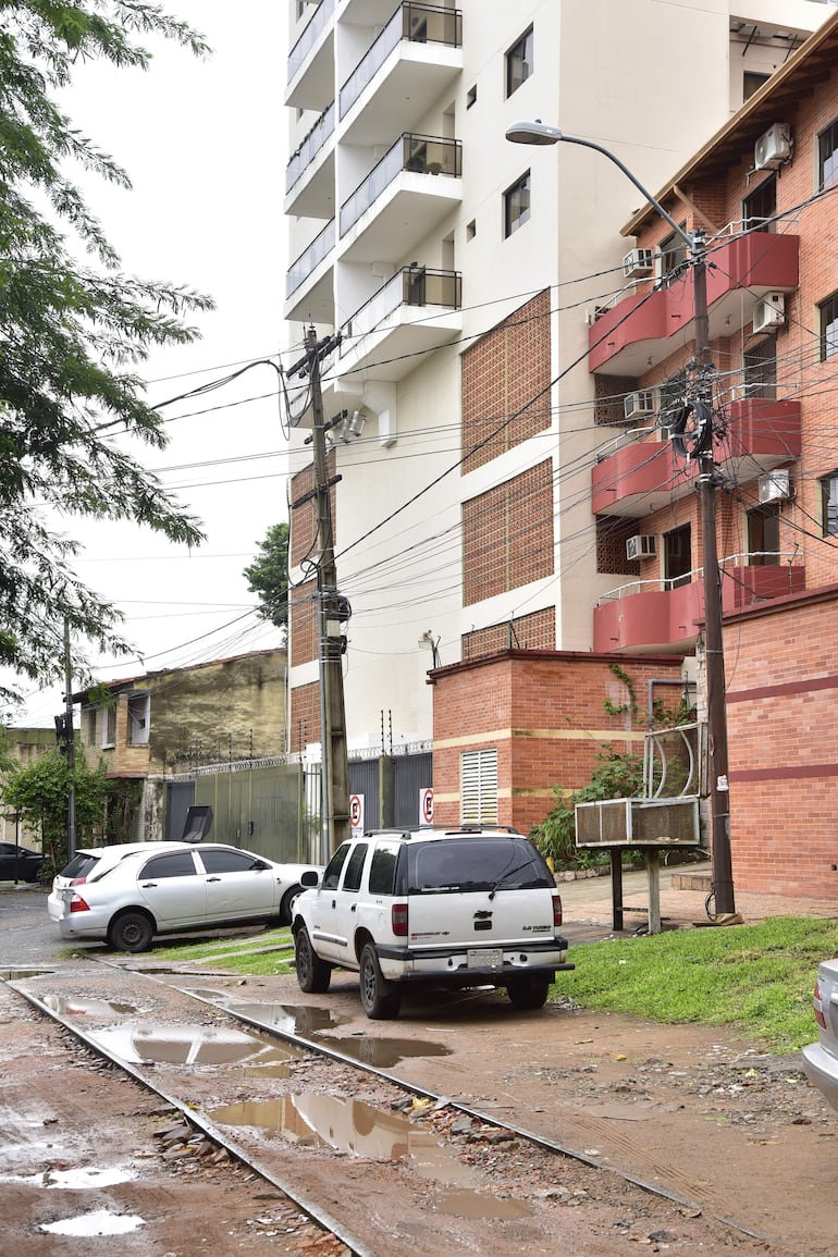 Edificios y casas se fueron apoderando de la franja de dominio del antiguo ferrocarril. 